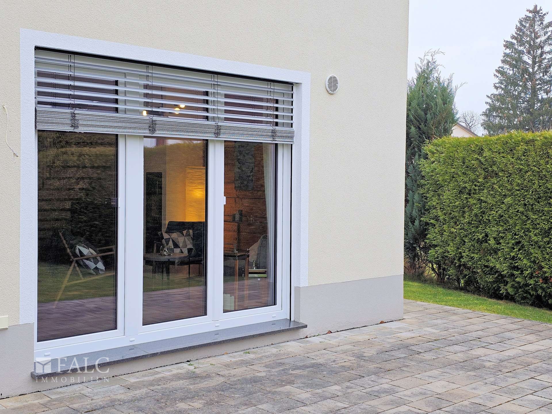 Aussen - Wonzimmerfront mit Aluminium Jalousien